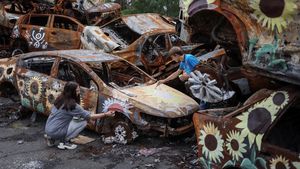 Tumpukan Mobil Hancur Akibat Perang Ukraina Jadi Kanvas Lukisan