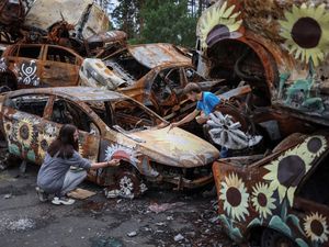 Tumpukan Mobil Hancur Akibat Perang Ukraina Jadi Kanvas Lukisan