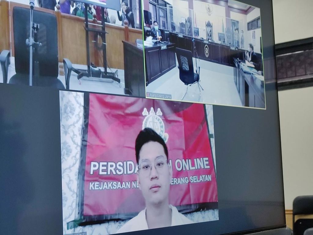 Indra Kenz Didakwa Judi Online, Sebar Hoax hingga TPPU Terkait Kasus Binomo Indra Kenz Didakwa Judi Online, Sebar Hoax hingga TPPU Terkait Kasus Binomo