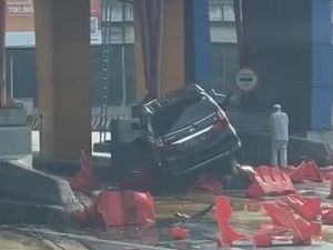 Sopir Ngantuk, Mobil Seruduk Gerbang Tol Pondok Ranji Tangsel