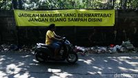 Duh, Masih Ada yang Buang Sampah Seenaknya di Jalan Jambore Cibubur