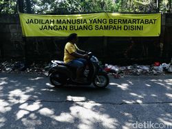 Duh, Masih Ada yang Buang Sampah Seenaknya di Jalan Jambore Cibubur