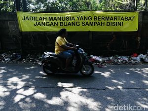 Duh, Masih Ada yang Buang Sampah Seenaknya di Jalan Jambore Cibubur