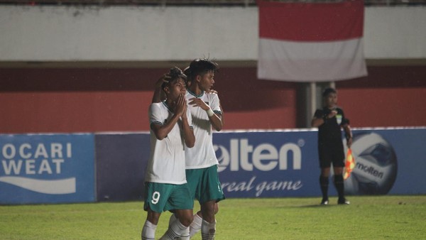 Pemain Timnas Indonesia U-16 Muhammad Kafiatur Rizky (kiri) melakukan selebrasi usai berhasil menjebol gawang Timnas Vietnam U-16 saat laga final AFF U-16 2022 di Stadion Maguwoharjo, Depok, Sleman, D.I Yogyakarta, Jumat (8/12/2022). ANTARA FOTO/Andreas Fitri Atmoko/rwa.