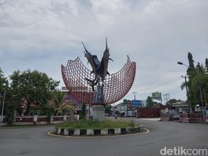 Obrolan di Mobil yang Membuat Ikan Marlin Jadi Ikon Pangandaran Obrolan di Mobil yang Membuat Ikan Marlin Jadi Ikon Pangandaran