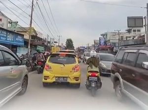 Viral Emak-emak di Samarinda Buka Jalan Ambulans yang Bawa Pasien