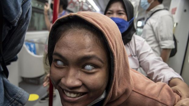 Aktor beraksi menakuti penumpang sarana transportasi Lintas Raya Terpadu (LRT) Jakarta pada wahana zombie 