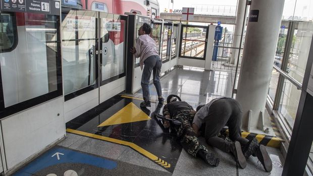 Aktor beraksi menakuti penumpang sarana transportasi Lintas Raya Terpadu (LRT) Jakarta pada wahana zombie 
