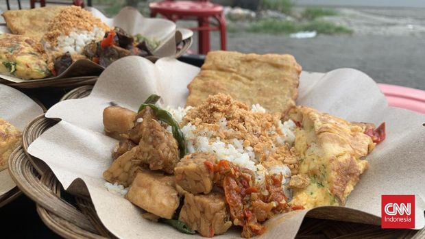Nasi Bongkar Paru, Nasi Bongkar Ayam, dan Nasi Bongkar Oseng Tempe Tahu. Tiga menu berat yang bisa dinikmati saat laparWarung Om Iwan cabang Pondok Cabe adalah WOI pertama yang telah beroperasi sejak November 2021 lalu.