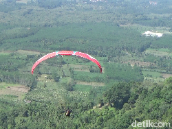 Menikmati Cantiknya Panorama Gunung Wayang dengan Paralayang