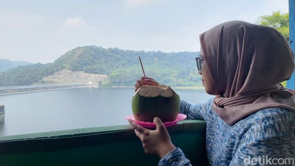 Seruput Segarnya Air Kelapa di Wisata Buangan Cirata KBB