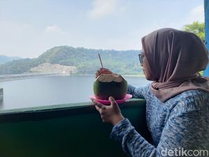 Seruput Segarnya Air Kelapa di Wisata Buangan Cirata KBB