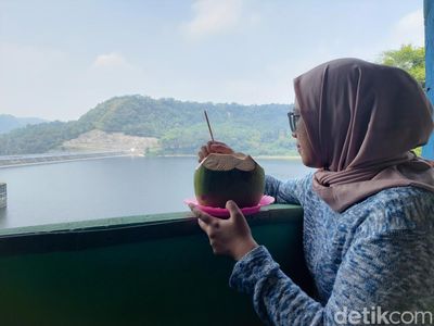 Seruput Segarnya Air Kelapa di Wisata Buangan Cirata KBB
