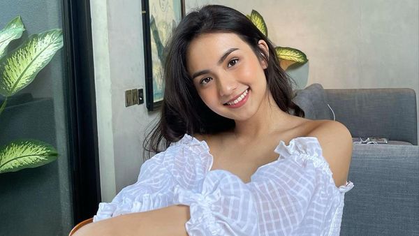 Senyum Manis Angie Marcheria Bikin Hari Minggu Kamu Happy!