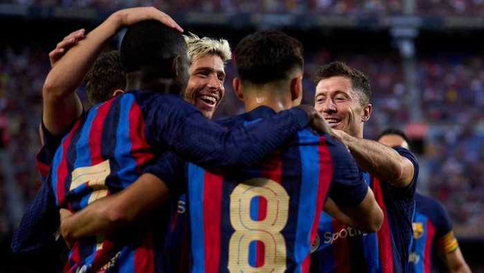 BARCELONA, SPAIN - AUGUST 07: Pedro Gonzalez Pedri of FC Barcelona celebrates with Sergi Roberto, Robert Lewandowski and teammates after scoring his teams second goal during the Joan Gamper Trophy match between FC Barcelona and Pumas UNAM at Spotify Camp Nou on August 07, 2022 in Barcelona, Spain. (Photo by Alex Caparros/Getty Images)