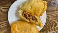 Panada Jumbo Empuk dan Klappertaart Enak Ada di Kafe Ini