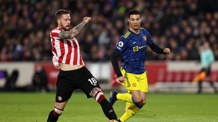 BRENTFORD, ENGLAND - JANUARY 19:  Pontus Jansson of Brentford in action with Christiano Ronaldo of Manchester United during the Premier League match between Brentford and Manchester United at Brentford Community Stadium on January 19, 2022 in Brentford, England. (Photo by Marc Atkins/Getty Images)