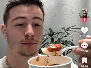 Bule Australia Cicip Aneka Menu McDonalds Indonesia, Beri Nilai 8,5!