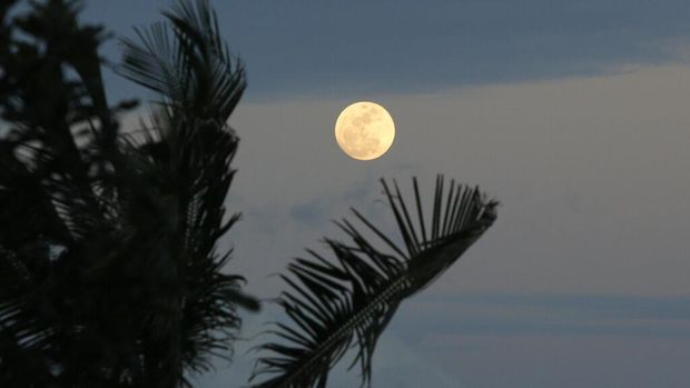 A Supermoon rises in the night sky in Beijing, Thursday, Aug. 11, 2022. (AP Photo/Ng Han Guan)