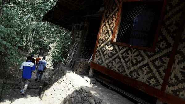 Potret Perjuangan Kurir Paket hingga ke Pedalaman Baduy