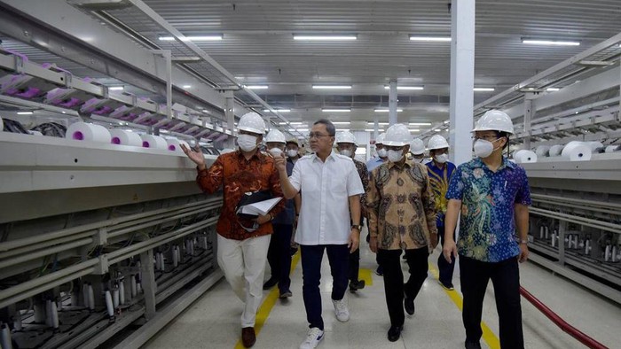 Ekspor Tekstil Perluas Akses Pasar dan Pemulihan Ekonomi Nasional Menteri Perdagangan Zulkifli Hasan melepas ekspor produk tekstil PT Kewalram di Sumedang, Jawa Barat, Sabtu (13/8). Produk tekstil yang diekspor yakni benang poliester sebanyak 10 kontainer senilai USD 400 ribu dengan tujuan Jerman, Polandia, Malaysia, India, dan Estonia.