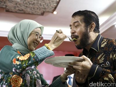 Foto-foto Romantis Anwar Usman Disuap Sang Istri di MK