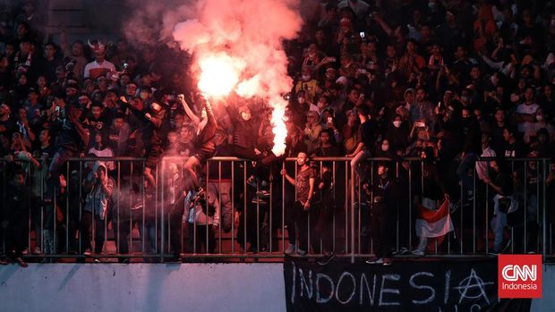 Fans support Indonesia National Team U-16 against Vietnam National Team U-16 during AFF U-16 Cup 2022 Final at Maguwoharjo Stadium, Depok, Sleman, DI Yogyakarta on Friday (8/12/2022 ).  The Indonesia U-16 national team won the 2022 AFF U-16 Cup after beating the Vietnam U-16 national team 1-0.  (CNN Indonesia / Andry Novelino)