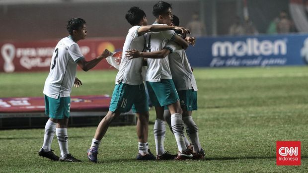 Pemain Timnas Indonesia U-16 merayakan kemenangan seusai mengalahkan Timnas Vietnam U-16 saat laga final AFF U-16 2022 di Stadion Maguwoharjo, Depok, Sleman, D.I Yogyakarta, Jumat (12/8/2022). Timnas Indonesia U-16 berhasil menjadi menjuarai Piala AFF U-16 setelah mengalahkan Timnas Vietnam U-16 dengan skor 1-0. (CNN Indonesia / Andry Novelino)