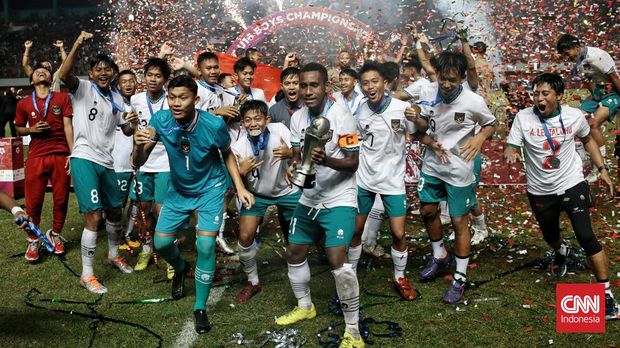 Pemain Timnas Indonesia U-16 merayakan kemenangan seusai mengalahkan Timnas Vietnam U-16 saat laga final AFF U-16 2022 di Stadion Maguwoharjo, Depok, Sleman, D.I Yogyakarta, Jumat (12/8/2022). Timnas Indonesia U-16 berhasil menjadi menjuarai Piala AFF U-16 setelah mengalahkan Timnas Vietnam U-16 dengan skor 1-0. (CNN Indonesia / Andry Novelino)