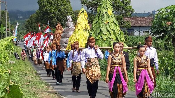 Kemeriahan Kirab Tembakau dan 77 Bendera Merah Putih di Lereng Merapi