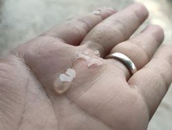 Klotak-klotak! Hujan Es Sekelereng Terjadi di Demak Sore Tadi