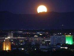 Ada Supermoon Malam Ini, Berikut Doa Melihat Bulan Purnama