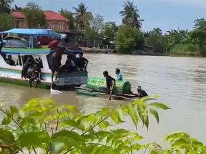 Warga di Bone Angkut Jenazah Pakai Perahu Imbas Jembatan Putus
