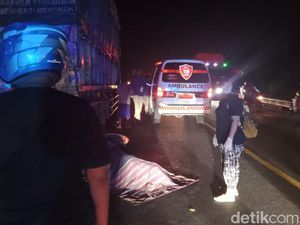 Motor Tabrak Truk Mogok di Mojokerto, 1 Orang Tewas-Balita Selamat