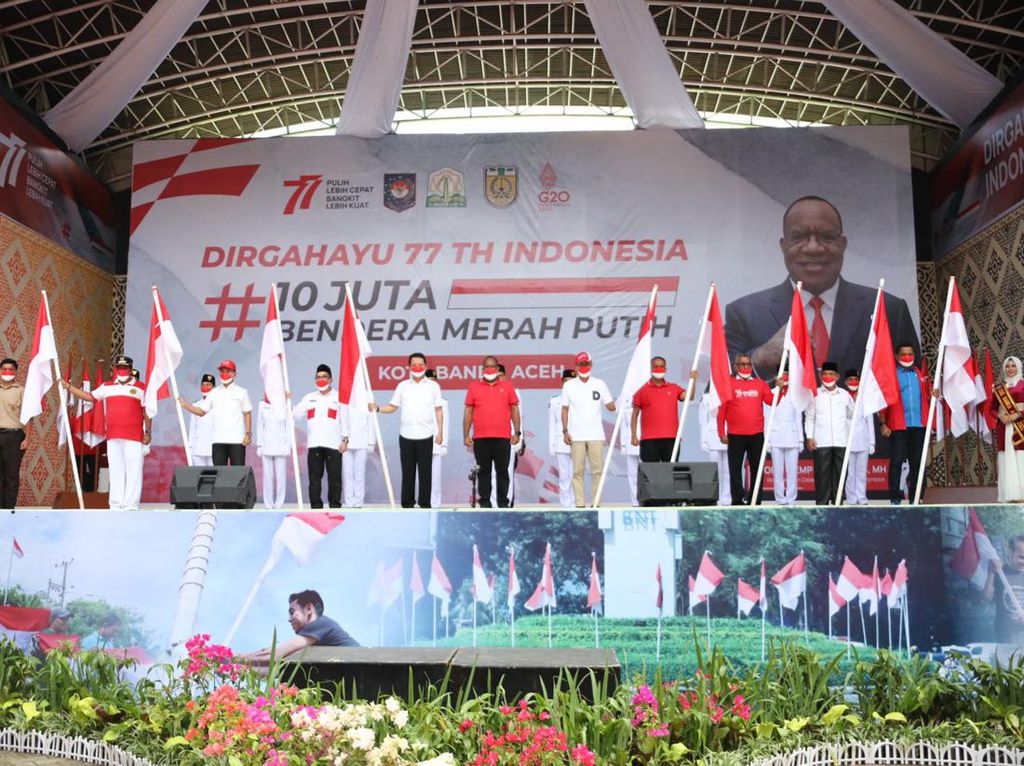 Wamendagri Serahkan Bendera Merah Putih ke Tokoh Agama-Pelajar di Aceh