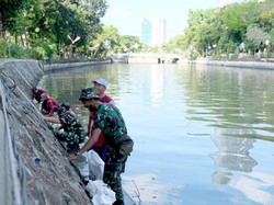 Aksi Bersih-bersih Pemkot dan TNI di Kalimas Kumpulkan 63 Ton Sampah