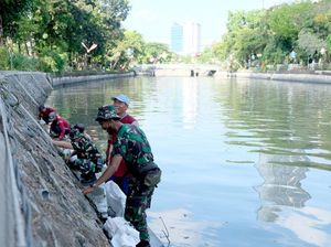 Aksi Bersih-bersih Pemkot dan TNI di Kalimas Kumpulkan 63 Ton Sampah Aksi Bersih-bersih Pemkot dan TNI di Kalimas Kumpulkan 63 Ton Sampah