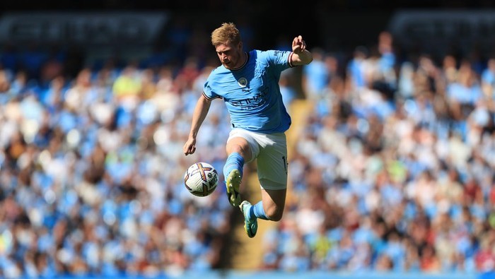 MANCHESTER, ENGLAND - AUGUST 13: Kevin de Bruyne of Manchester City leaps to control the ball during the Premier League match between Manchester City and AFC Bournemouth at Etihad Stadium on August 13, 2022 in Manchester, United Kingdom. (Photo by Simon Stacpoole/Offside/Offside via Getty Images)