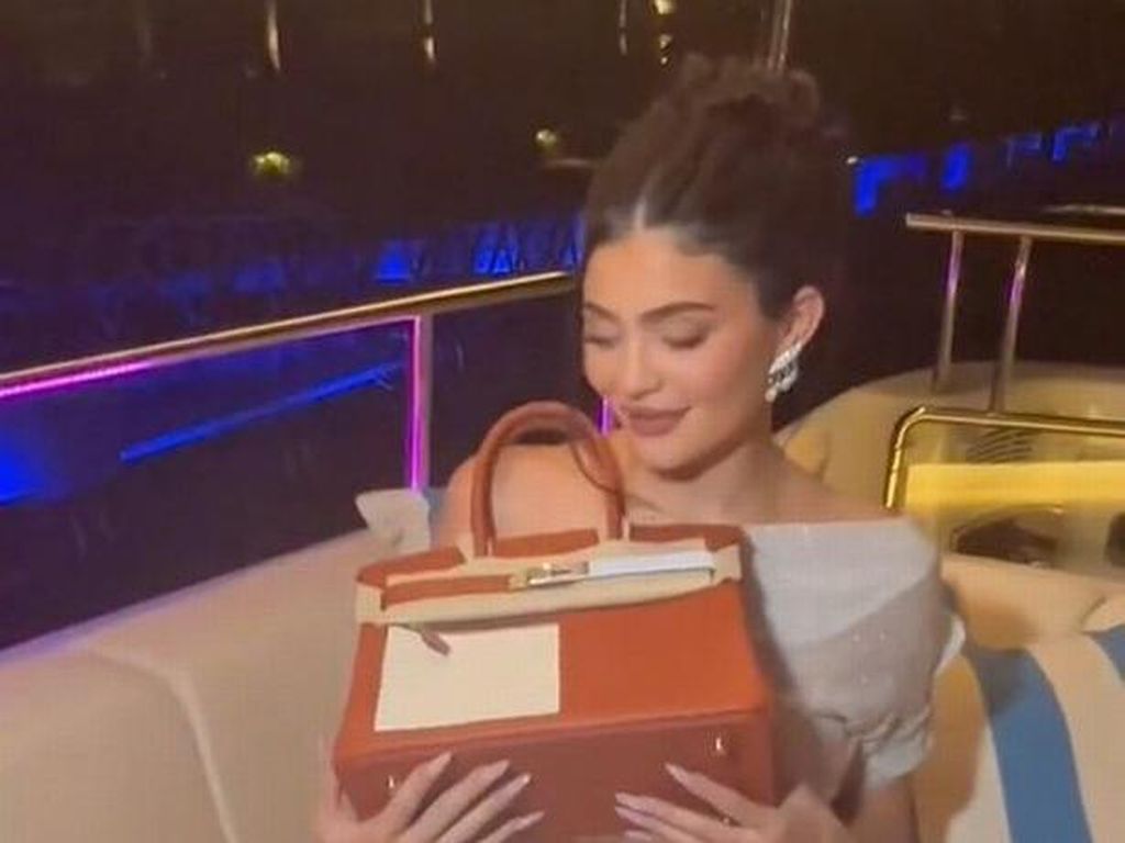 Kylie Jenner Dapat Kado Tas Hermes Rp 1,4 Miliar dari Kris Jenner