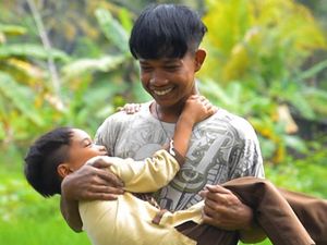 Mari Bantu Riswan, Kuli Pasir Remaja Tulang Punggung Keluarga
