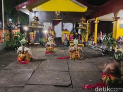 Ketika Warga Berebut Kain Kafan di Ritual Ganti Langse Alas Ketonggo Ngawi