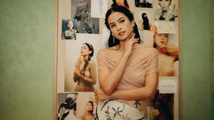 8 Potret Cantik Maudy Ayunda, Feminin Pakai Jepit Rambut Rancangan Sendiri