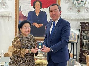 Megawati Dianugerahi Medali Yobel dari Presiden Kazakhstan Megawati Dianugerahi Medali Yobel dari Presiden Kazakhstan
