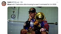 Messi sendiri masih berstatus pemilik gelar Ballon dOr terbanyak, yakni sudah 7 kali memenangkannya. Mau sedih atau sombong pun masih bisa La Pulga. (Foto: Twitter @FCB_Lad)