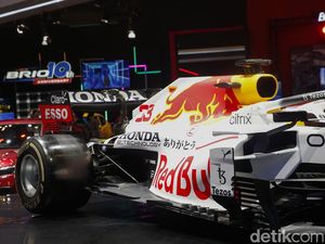 Keren! Seniman Jepang Buat Mobil F1 dari Kertas