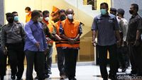 Momen Bupati Pemalang Berbaju Oranye dan Diborgol