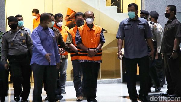 Momen Bupati Pemalang Berbaju Oranye dan Diborgol