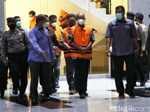 Momen Bupati Pemalang Berbaju Oranye dan Diborgol Momen Bupati Pemalang Berbaju Oranye dan Diborgol
