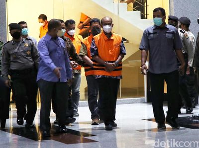 Momen Bupati Pemalang Berbaju Oranye dan Diborgol