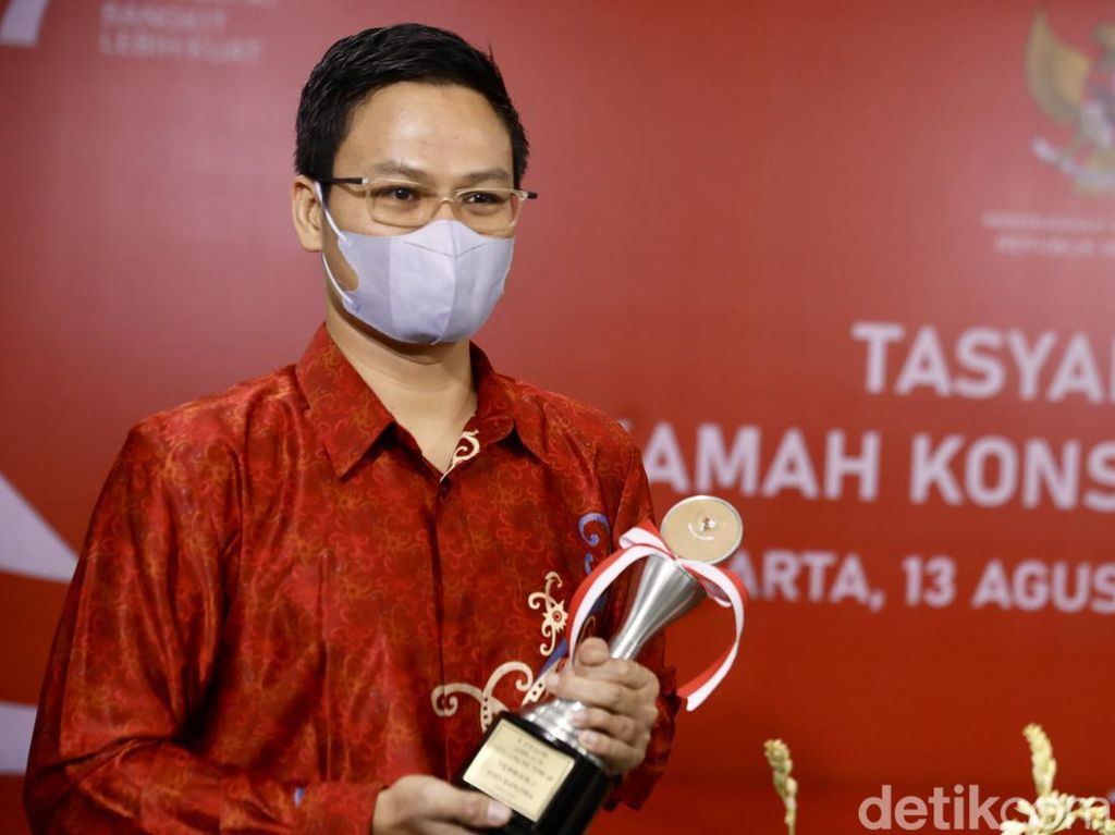 Momen Jurnalis detikcom Raih Konstitusi Award Terbaik dari MK